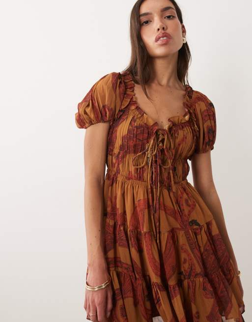 ASOS DESIGN – Boho-Minikleid in Rostrot mit Rüschen, Puffärmeln und Paisley-Muster, 3 von 4