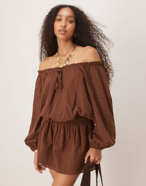 ASOS DESIGN – Boho-Minikleid in Schokobraun aus Baumwolle mit Bardotkragen - view 1