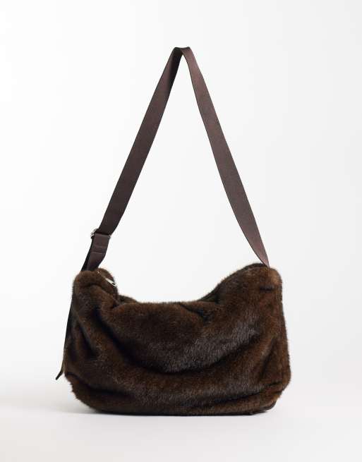 ASOS DESIGN bolso bandolera tipo sling en pelo chocolate, 1 de 4