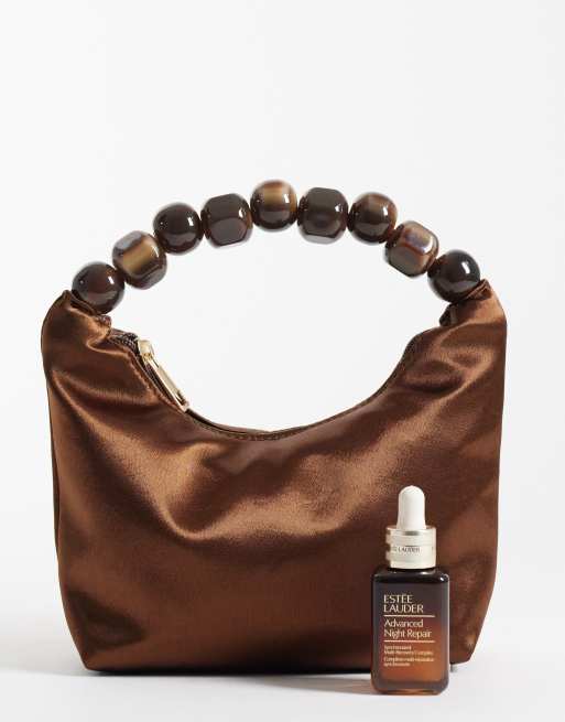 ASOS DESIGN bolso clutch de satén con asa de bola de resina en chocolate, 3 de 4