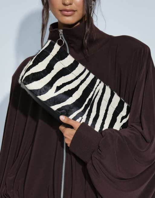 ASOS DESIGN - bolso de mano alargado tipo pouch de piel con pelo estampado de cebra, 2 de 8