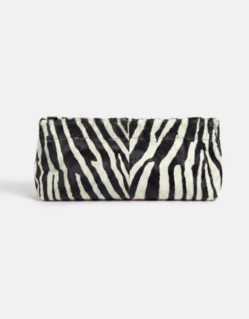 ASOS DESIGN - bolso de mano alargado tipo pouch de piel con pelo estampado de cebra, 5 de 8