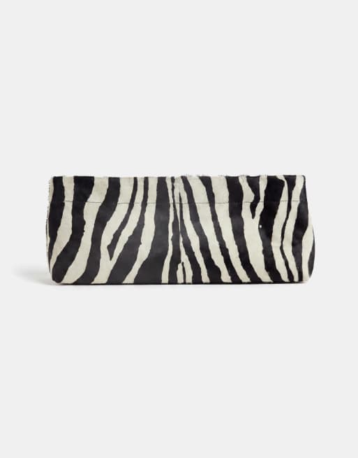 ASOS DESIGN - bolso de mano alargado tipo pouch de piel con pelo estampado de cebra, 8 de 8