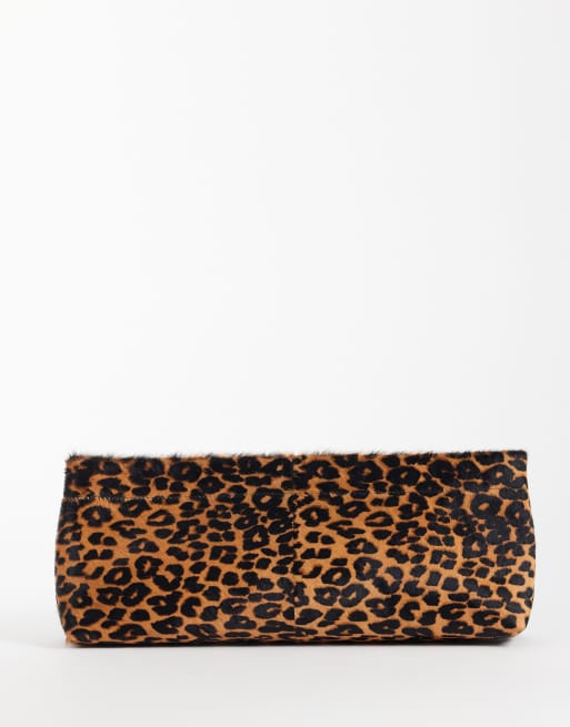 ASOS DESIGN - bolso de mano alargado tipo pouch en piel sintética con estampado de leopardo, 1 de 4