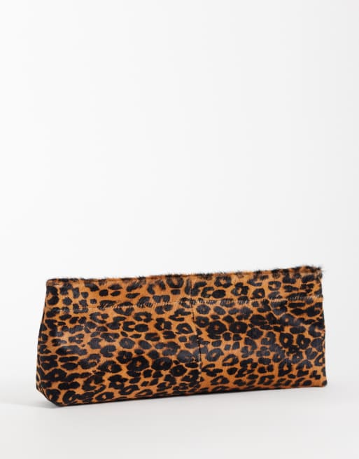 ASOS DESIGN - bolso de mano alargado tipo pouch en piel sintética con estampado de leopardo, 4 de 4