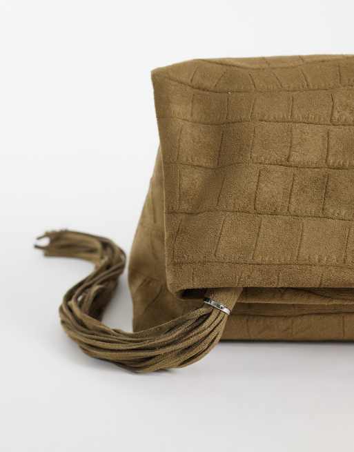 ASOS DESIGN - bolso de mano tipo clutch con solapa efecto ante y estampado de cocodrilo en caqui, 3 de 4