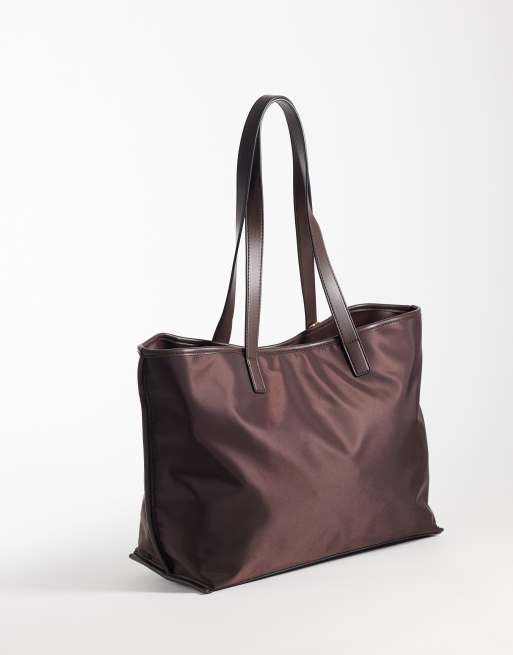 ASOS DESIGN - bolso tote de nailon con charm desmontable en chocolate, 4 de 4
