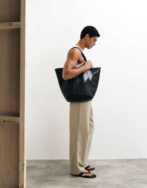 ASOS DESIGN - Bolso tote negro de cuero sintético con pañuelo de satén con estampado de cachemir - view 1