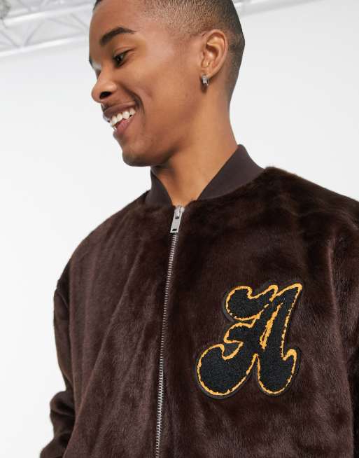 ASOS DESIGN - Bomber en fausse fourrure avec motif style universitaire brodé - Marron, 3 de 4