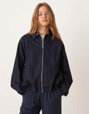 ASOS DESIGN - Bomber-Jeansjacke in Rinse-Waschung mit Ballonsaum-Marineblau