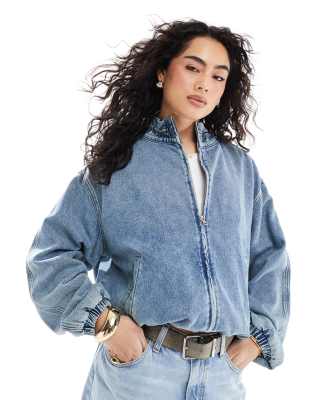 ASOS DESIGN - Bomber-Jeansjacke in verwaschenem Mittelblau mit gerafftem Kragen