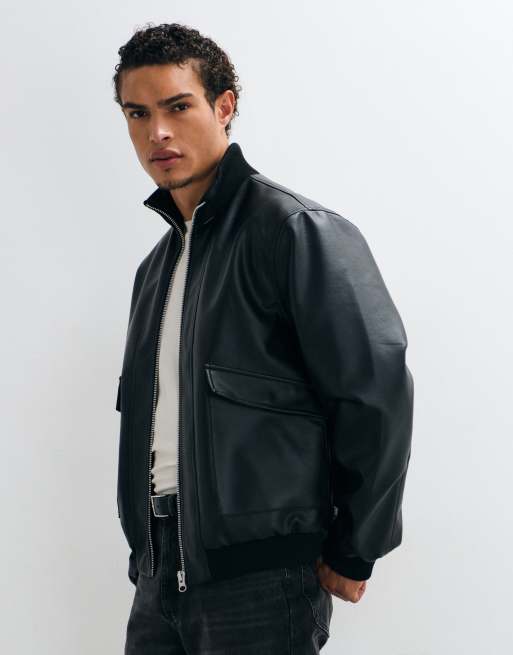 ASOS DESIGN bomberjacka i läderlook med dubbla fickor i svart, 2 av 5