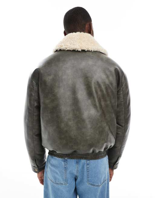 ASOS DESIGN – Bomberjacke aus Kunstleder in Dunkelgrün mit kontrastierendem Teddyfellkragen, 5 von 5