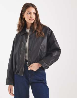 ASOS DESIGN - Bomberjacke aus Kunstleder in verwaschenem Schwarz mit Vintage-Waschung