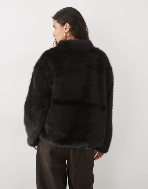 ASOS DESIGN Bomberjacke mit Reißverschluss in Dunkelbraun in Kunstpelzoptik, 4 von 4