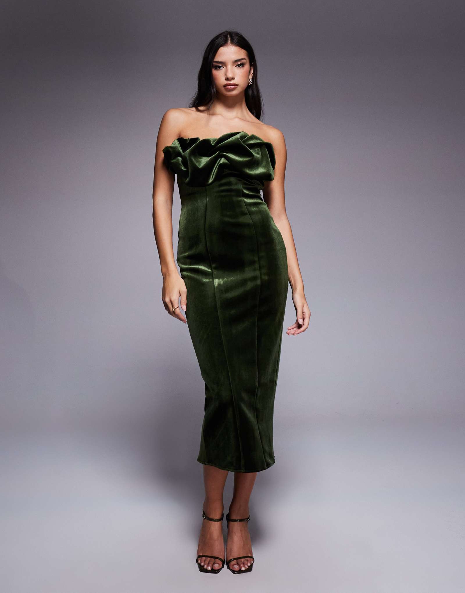 ДИЗАЙНЕРСКОЕ бархатное платье миди-бандо на шнуровке ASOS DESIGN с оборками на лифе цвета хаки зеленого цвета