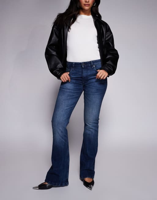 ASOS DESIGN – Bootcut-jeans i mörk mellantvätt 