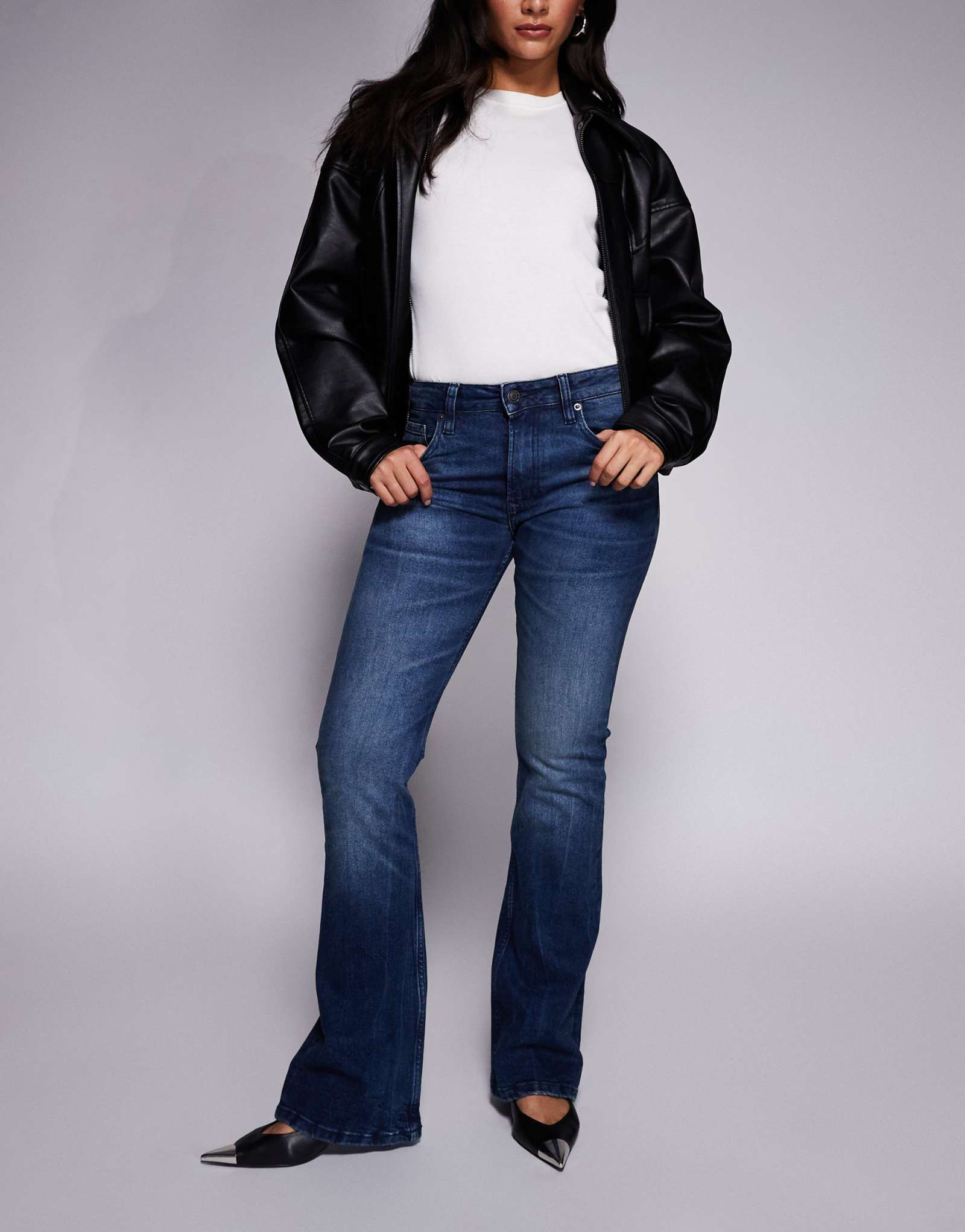 Джинсы ASOS DESIGN с глубоким вырезом и темной отделкой в середине стирки 