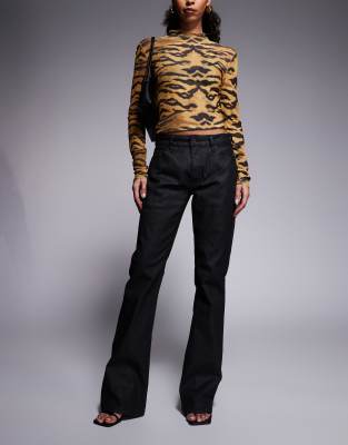 ASOS DESIGN - Bootcut-Jeans in Schwarz mit Beschichtung