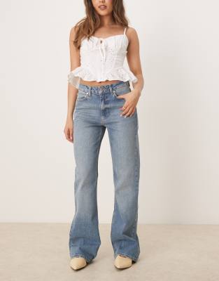 ASOS DESIGN - Bootcut-Schlagjeans aus Denim in verwaschenem Mittelblau