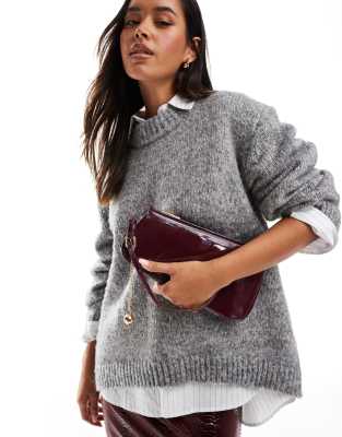 ASOS DESIGN - Bordeaux asymmetrisk skuldertaske med spænde og aftageligt kuglevedhæng