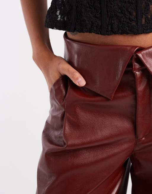 ASOS DESIGN - Bordeaux bukser med vide ben og foldet linning i imiteret læder, 4 af 5
