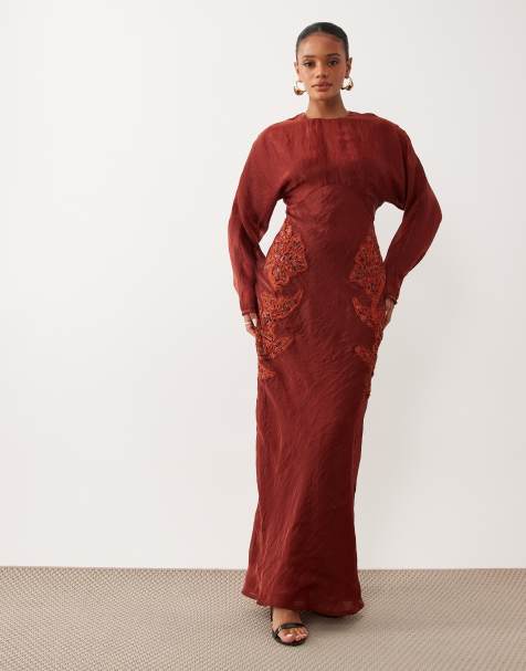 ASOS DESIGN - Bordeaux maxikjole med lange ærmer og broderi i satin-krølstof - view 1