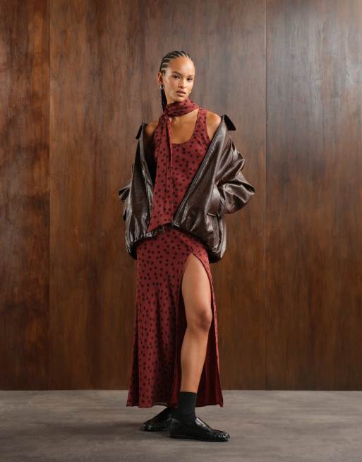 ASOS DESIGN - Bordeaux midikjole med dyb rund hals og racerryg samt tørklædedetalje med prikker, 2 af 4