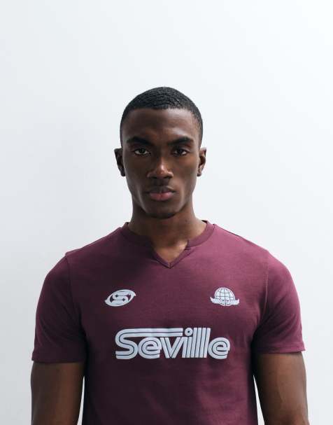 ASOS DESIGN - Bordeaux slim-T-shirt med puffet fodboldprint - view 1