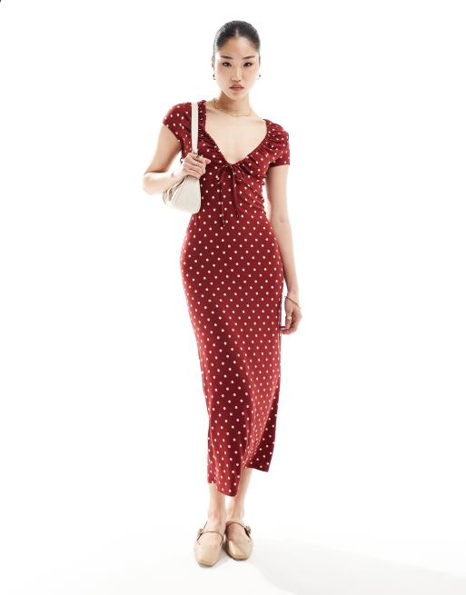 ASOS DESIGN - Bordeaux tea-midikjole med vingeærmer samt polkaprikker og bindebånd foran
