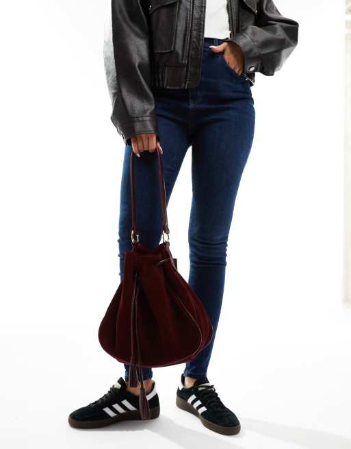 ASOS DESIGN - Bordeauxrød bucket-skuldertaske i premium ruskind med kvast, 2 af 4