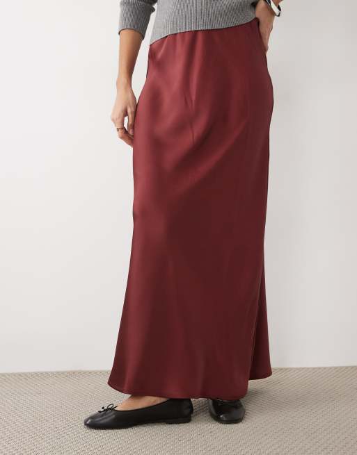 ASOS DESIGN - Bordeauxrød maxinederdel i satin med skråsnit, 2 af 5