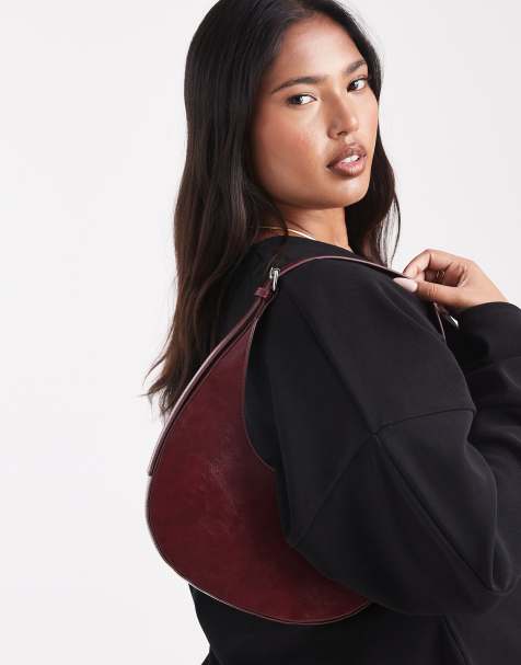 ASOS DESIGN - Bordeauxrød og forvasket skuldertaske med spændedetalje og asymmetrisk dyb rund form - view 1