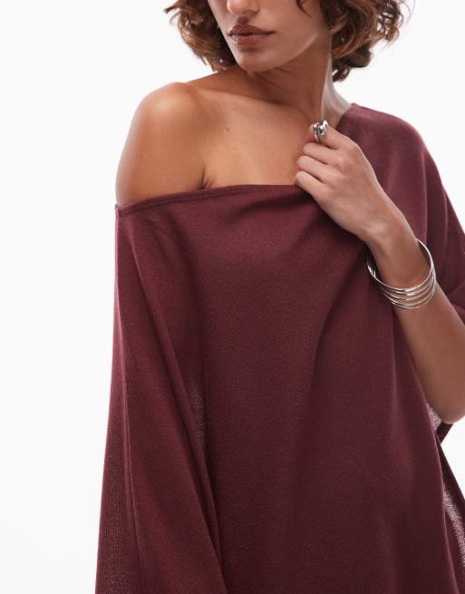 ASOS DESIGN - Bordeauxrød oneshoulder-kappe i semigennemsigtigt striklook med asymmetrisk snit, 3 af 4