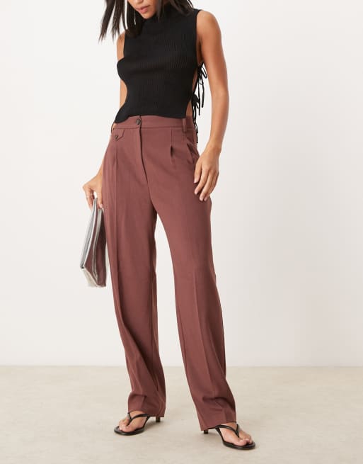 ASOS DESIGN - Bordeauxrøde og skræddersyede bukser med lige ben og mærkedetalje