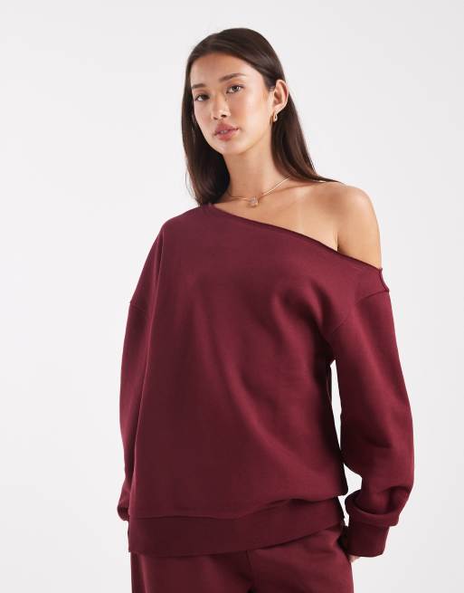 ASOS DESIGN – Bordowa bluza z odsłoniętym ramieniem i szczotkowanym wykończeniem od spodu