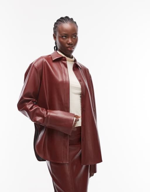 ASOS DESIGN – Bordowa koszula oversize z imitacji skóry z obniżonym dołem, 3 z 4