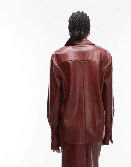 ASOS DESIGN – Bordowa koszula oversize z imitacji skóry z obniżonym dołem, 4 z 4