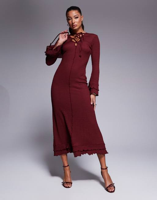 ASOS DESIGN – Bordowa marszczona sukienka maxi z długimi rękawami i falbankami