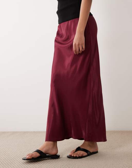 ASOS DESIGN – Bordowa satynowa spódnica maxi cięta ze skosu, 2 z 5