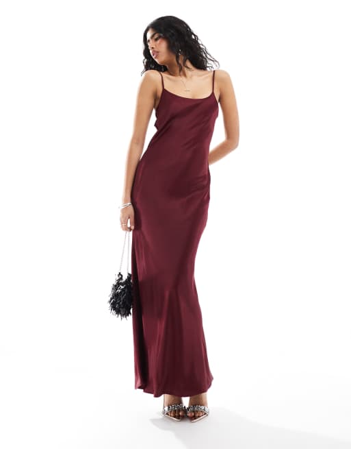 ASOS DESIGN – Bordowa satynowa sukienka maxi na ramiączkach z dekoltem w kształcie U
