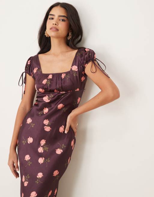 ASOS DESIGN – Bordowa satynowa sukienka maxi z wiązaniem z przodu, rękawami zakrywającymi ramiona i wzorem w róże