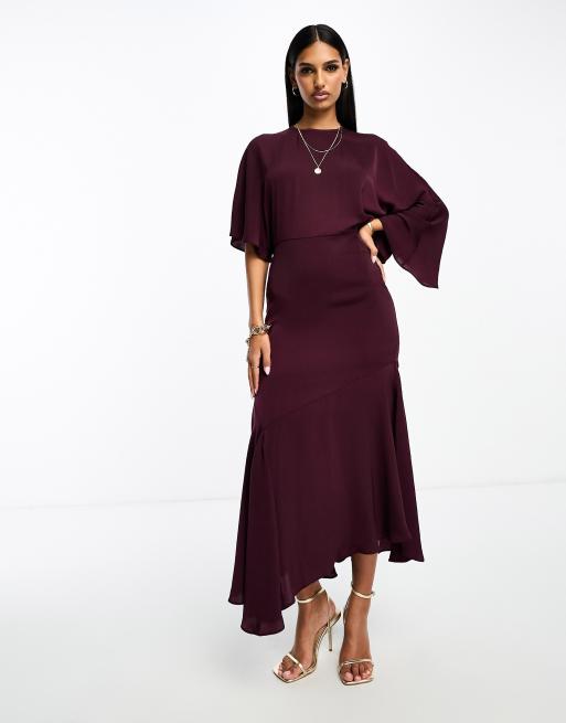 ASOS DESIGN – Bordowa satynowa sukienka midi z asymetrycznym dołem i zwiewnymi rękawami