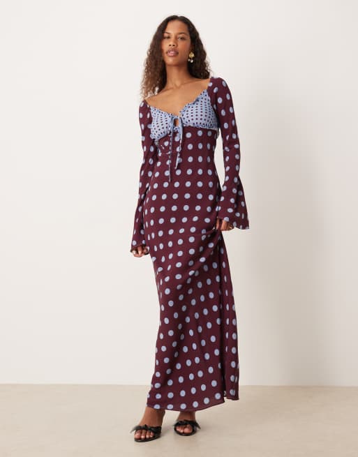 ASOS DESIGN – Bordowa sukienka maxi w groszki z falbankami i długimi rękawami