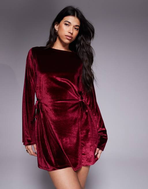 ASOS DESIGN – Bordowa sukienka mini z aksamitnego sztruksu z rozkloszowanymi rękawami i wiązaniem