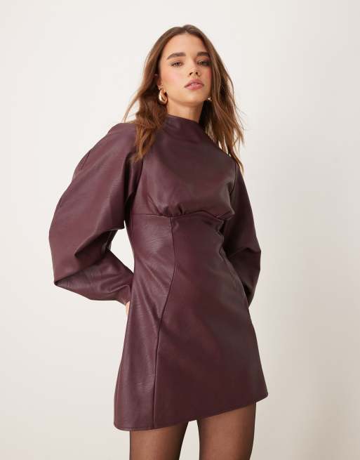 ASOS DESIGN – Bordowa sukienka mini z długimi, zwężanymi rękawami i szwem pod biustem