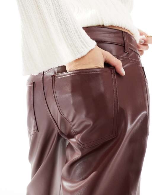 ASOS DESIGN – Bordowe jeansy z obniżonym stanem z imitacji skóry, 4 z 5