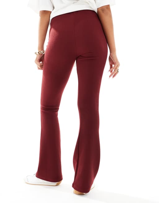 ASOS DESIGN – Bordowe prążkowane grube spodnie z rozszerzanymi nogawkami, 3 z 5