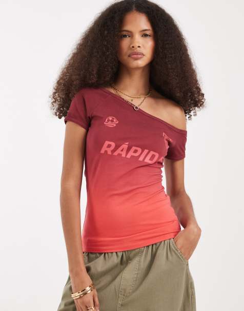 ASOS DESIGN – Bordowo-różowy T-shirt z dekoltem bardot z odsłoniętym ramieniem i grafiką w piłkarskim stylu z efektem ombre - view 1