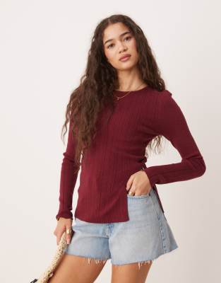 ASOS DESIGN – Bordowy dzianinowy top o wydłużonym fasonie z okrągłym dekoltem i rozcięciem z boku